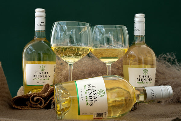 Casal Mendes Vinho Verde servido junto a mariscos y ensaladas frescas, ideal para comidas ligeras.