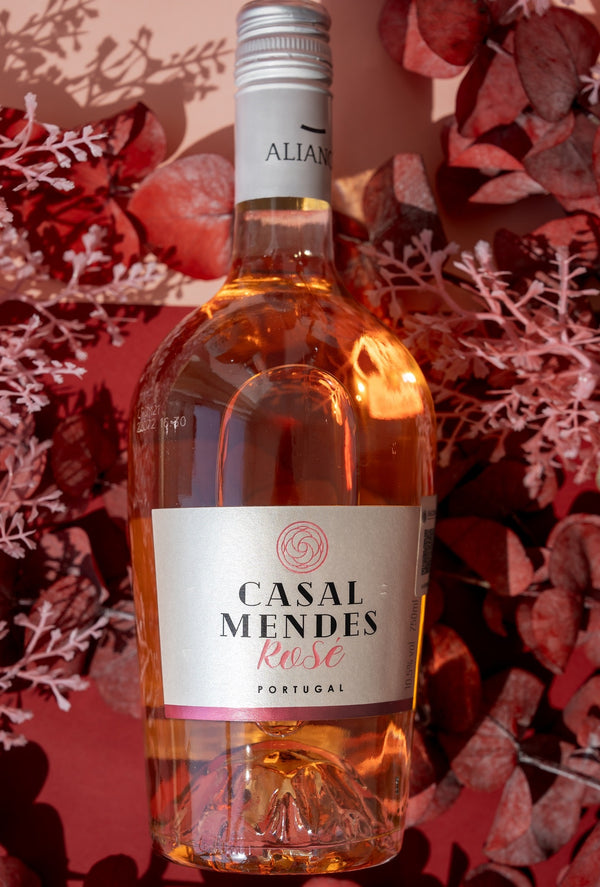 Etiqueta de Casal Mendes Rosé mostrando su denominación de origen y su variedad de uvas portuguesas.