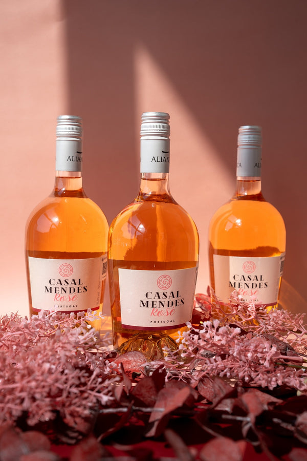 Casal Mendes Rosé servido junto a mariscos y pescados, ideal para cenas frescas y ligeras.