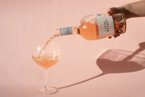 Vista lateral de la botella Casal Mendes Rosé, destacando su diseño elegante y presentación de 750 ml.