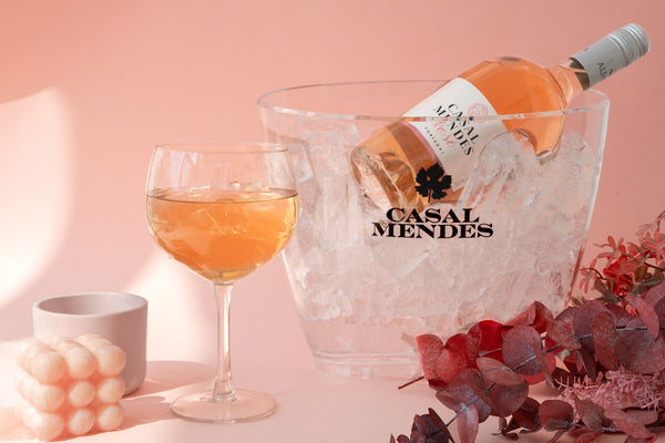 Casal Mendes Rosé, vino rosado portugués de la variedad 100% Baga, botella de 750 ml.