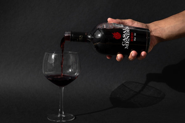 Casal Mendes Tinto, vino tinto portugués con cuerpo medio y acidez equilibrada, botella de 750 ml.