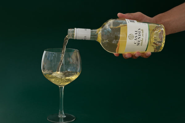 Etiqueta de Casal Mendes Vinho Verde resaltando su denominación de origen y mezcla de uvas portuguesas.