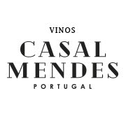 Logo de Casal Mendes, marca de vinos portugueses reconocida por su calidad y tradición.